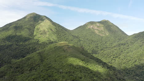 Vista-Aérea-De-Las-Montañas-Tropicales-De-La-Selva-Tropical,-Brasil,-América-Del-Sur