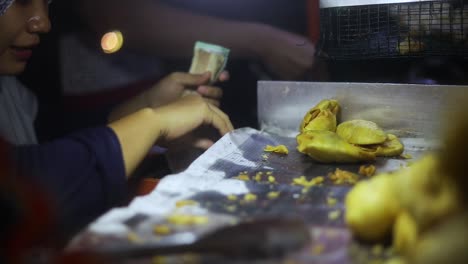 Aufnahme-Eines-Straßenverkäufers,-Der-Auf-Den-Straßen-Von-Jakarta-Sein-Frittiertes-Indonesisches-Essen-Kocht-Und-Verkauft