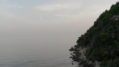 Luftaufnahme-Meeresklippenküste-Italiens-In-Der-Blauen-Stunde-Nach-Oben-Schwenken
