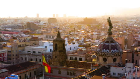 Spanische-Flagge-Flattert-Im-Luftbild-Von-Barcelona,-Spanien