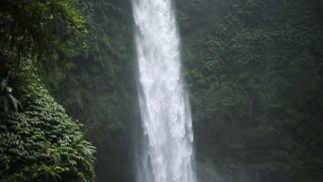 Toma-Panorámica-En-Cámara-Lenta-Frente-A-Una-Cascada-De-Nungnung-En-Bali,-Indonesia,-Después-De-Una-Tormenta-De-Lluvia