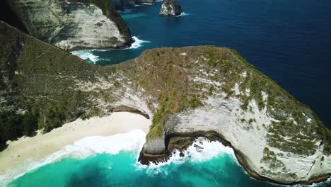 Drone-shot-of-the-beautiful-cliffs-of-KelingKing-beach-on-the-island-of-Nusa-Penida,-Indonesia