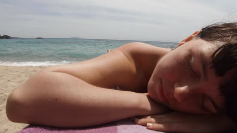 Nahaufnahme-Eines-Mädchens,-Das-Am-Strand-In-Griechenland-Ein-Sonnenbad-Nimmt