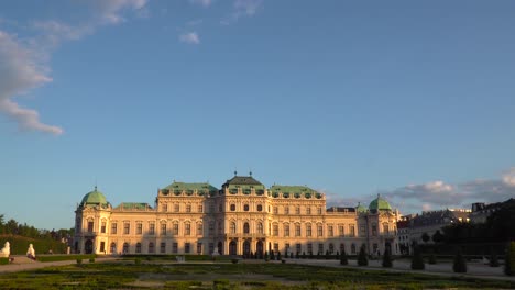 Statische-Ansicht-Des-Schlosses-Belvedere-Und-Des-Gartens-Bei-Sonnenuntergang