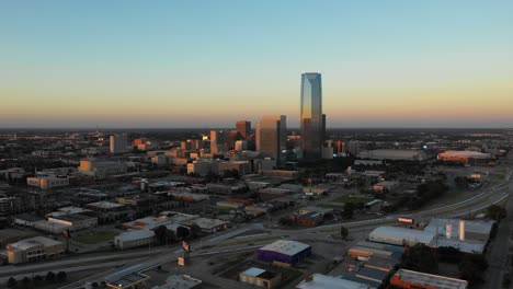 Luftaufnahme-Der-Innenstadt-Von-Oklahoma-City-Mit-Drohne-Bei-Sonnenuntergang-In-4k