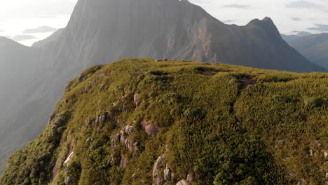 Wanderer-Campen-Auf-Dem-Gipfel-Der-Höchsten-Tropischen-Berge-Brasiliens-Im-Südlichen-Regenwald,-Pico-Caratuva-Und-Pico-Paraná,-Brasilien,-Südamerika