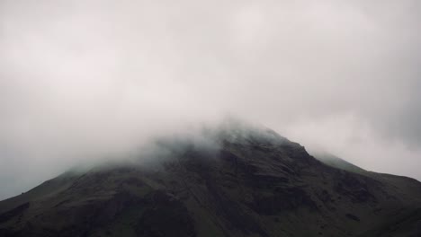 Timelapses-De-Locas-Nubes-En-Movimiento-En-Islandia