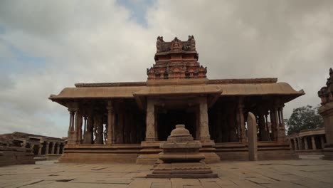 Vista-Panorámica-Del-Antiguo-Templo-De-Krishna-En-Ruinas-En-Hampi