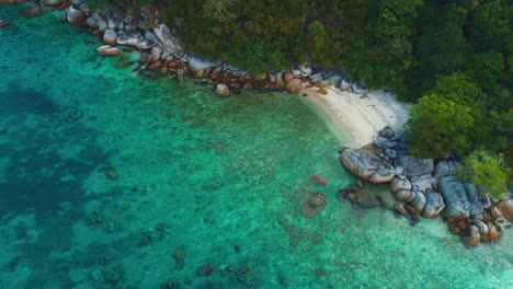 Die-Küste-Einer-Wunderschönen-Abgelegenen-Insel-In-Südostasien-Von-Oben-Gesehen
