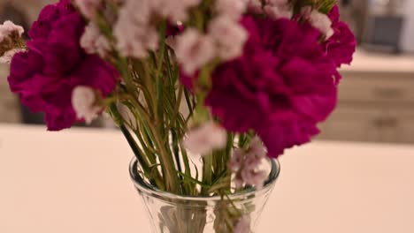 Lila-Nelken-Blumenarrangement-In-Einer-Vase,-Scan-Von-Unten-Nach-Oben
