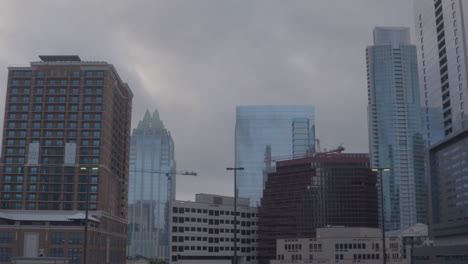 Wide-pan-left-to-right-on-cloudy-Austin,-Texas-skyline