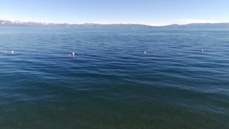 Toma-Aérea-Del-Lago-Con-Agua-Azul-Y-Olas-En-Lake-Tahoe,-NV,-EE.UU.