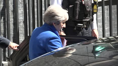 Theresa-May-Sale-Del-Número-10-De-Downing-Street-Y-Se-Va-En-Un-Coche.