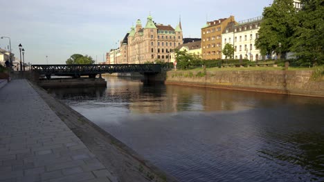 Malmö,-Blick-Von-Einem-Kanal-Auf-Das-Stadtbild-Und-Die-Historischen-Gebäude-Im-Stadtzentrum