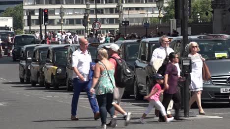 Schwarze-Taxifahrer-Blockieren-Die-Straßen-Rund-Um-Das-Parlament-Im-Rahmen-Einer-Protestaktion-In-Westminster,-London,-Großbritannien