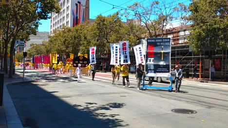 Practicantes-De-Falun-Dafa,-También-Conocido-Como-Falun-Gong,-Durante-La-Marcha-Por-Las-Calles-Del-Centro-De-San-Francisco-Protestando-Contra-La-Persecución-Religiosa-Del-Partido-Comunista-Chino-De-Jiang-Zemin