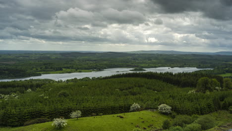 Zeitraffer-Einer-Panoramischen-Naturlandschaft-An-Einem-Frühlingstag-Mit-Ziehenden-Wolken-Im-Ländlichen-Irland