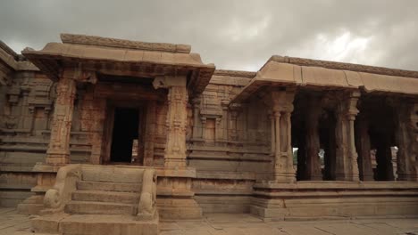 Pan-Ansicht-Der-Zerstörten-Steinarchitektur-Des-Sri-Krishna-Tempels-In-Hampi,-Indien