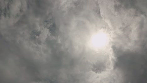 Nubes-Apocalípticas-Cubren-El-Sol-Y-Parecen-Amenazadoras.