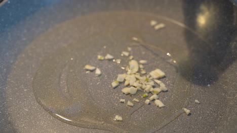 Olivenöl-Mit-Knoblauch-In-Eine-Kochpfanne-Gießen