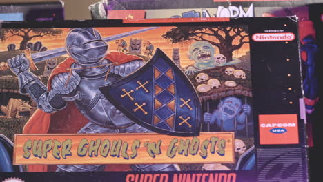 Vintage-Super-Nintendo-Spieleboxen-In-Violettem-Licht,-Nach-Rechts-Schieben