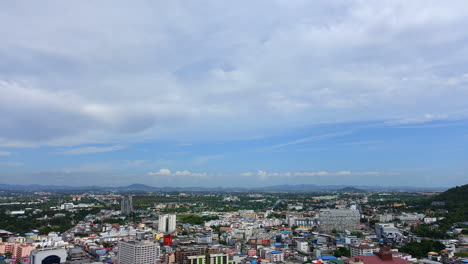 Zeitraffer-Von-Wolken,-Die-Sich-über-Der-Stadt-Chonburi-Bewegen,-Sonniger-Tag,-In-Thailand