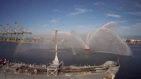 Ein-Feuerlöschboot-Im-Hafen-Drohne