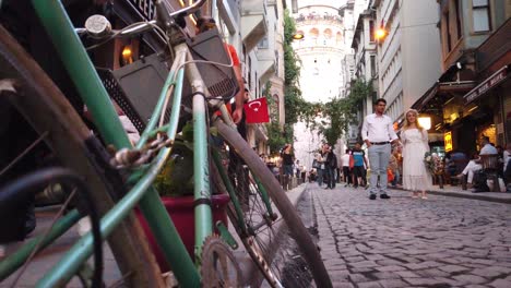 Einheimische-Und-Touristen-Spazieren-Und-Erkunden-Den-Beliebten-Galata-Turm-In-Beyoglu,-Türkei