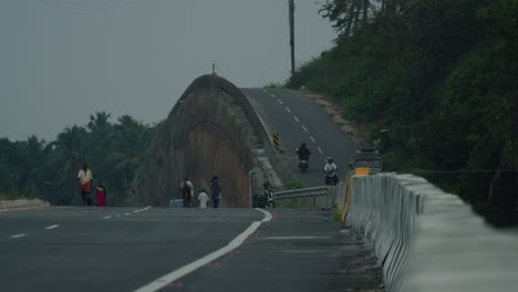Carretera-Asiática-Casi-Vacía-Con-Una-Colina-En-El-Fondo