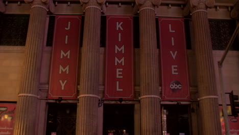 ¡Jimmy-Kimmel-En-Vivo!-De-La-Fachada-Del-Edificio.-Nadie