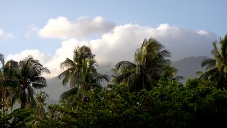 Wolken-Ziehen-über-Eine-Bergkette-Auf-Einer-Tropischen-Insel-In-Asien,-Mit-Palmen,-Die-Im-Wind-Wehen,-4k