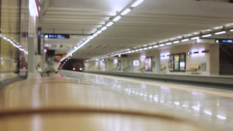 Urbano-Ciudad-Metro-Metropolitano-Tubo-Tren-Transporte-Mente-La-Brecha-Lisboa-Portugal-Gente-Llegada-Salida-Tiro-Firme