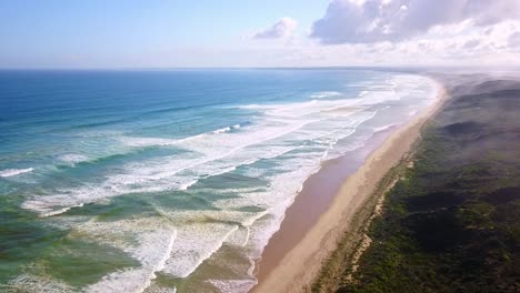 High-and-descending-aerial-footage-of-waves-and-beach-at-Venus-Bay,-Victoria,-Australia