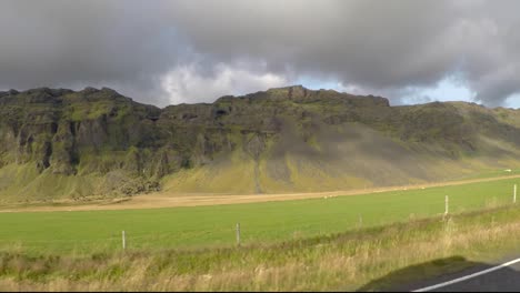 Pasando-Por-Montañas-En-El-Extremo-Sur-De-Islandia.