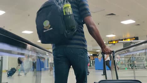 Un-Hombre-En-La-Escalera-Mecánica-Del-Metro-Del-Aeropuerto-En-Nueva-Delhi-Llevando-Su-Equipaje-Solo-Y-Caminando-Hacia-El-Aeropuerto