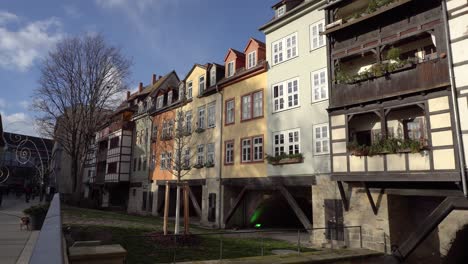 Famous-Merchants-Bridge-in-historical-district-of-Erfurt-city,-Thuringia
