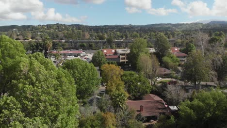 Aerial-Footage-of-the-city-of-Woodland-Hills,-California