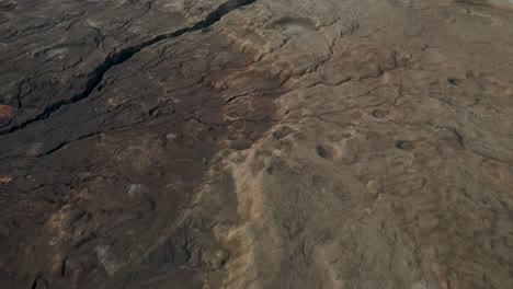 Braune-Wüste,-Riesiger-Riss-Im-Boden-Sichtbar,-Drohnenschuss
