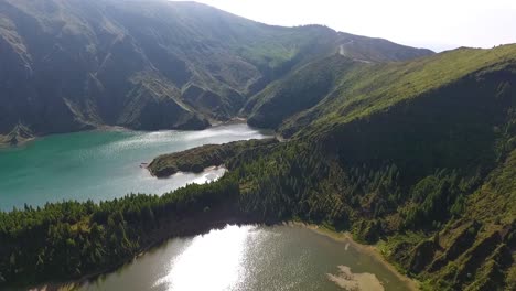 Este-Lago-Se-Encuentra-En-El-Cráter-De-Un-Antiguo-Volcán,-De-Ahí-El-Nombre-Lago-De-Fuego