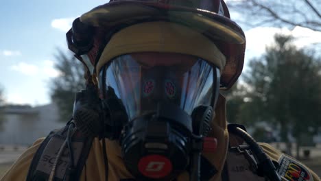 Feuerwehrmann-Mit-Voller-Gasmaske-Und-Helm-Blickt-In-Die-Kamera-Und-Ist-Bereit,-Ein-Held-Zu-Sein-Und-Menschen-Aus-Einem-Brennenden-Gebäude-Zu-Retten