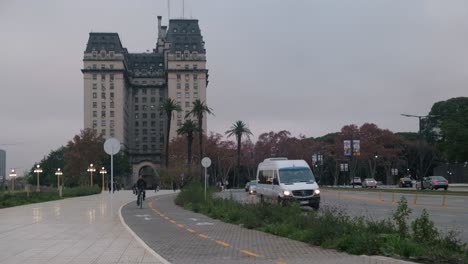 Ständiger-Verkehr-Und-Libertador-Regierungsgebäude,-Wohnraum-Des-Verteidigungsministeriums