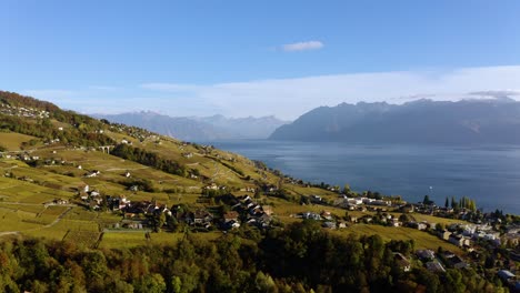Alto-Vuelo-Sobre-El-Pueblo-De-Savuit-En-El-Viñedo-De-Lavaux,-El-Lago-Léman-De-Suiza-Y-Los-Alpes-En-El-Fondo