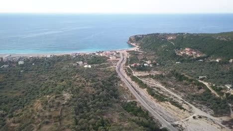 La-Carretera-Que-Conduce-Directamente-A-La-Playa-Y-Al-Océano-Para-Prepararse-Para-Nadar-Durante-El-Verano-A-Lo-Largo-Del-Mar-Adriático-En-Albania-Riviera