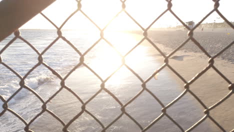 Sonnenuntergang-Kalifornien-Ozean-Durch-Chainlink