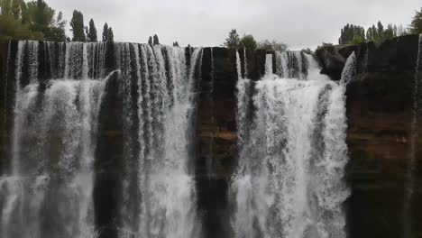 Luftschwenk,-Rechte-Aufnahme-Der-Spitze-Eines-Natürlichen-Wasserfalls