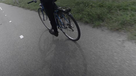 Primer-Plano-De-Una-Persona-En-Bicicleta-En-Un-Carril-Bici