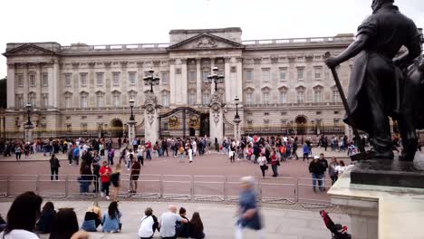 Timelapse-of-crowds-of-tourists-at-Buckingham-Palace,-london,-England,-UK,-Europe