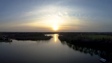 Luftaufnahmen-Von-Drohnen-Bei-Einem-Sonnenuntergang-über-Einem-Norfolk-Broad