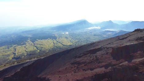 Bergsteiger-Erreichen-Den-Gipfel-Des-Rinjani-Berges-Bei-Sonnenaufgang-In-Lombok-In-Indonesien-In-Zeitlupe