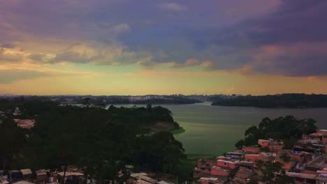 Wunderschöne-Luftaufnahme-Des-Sonnenuntergangs-über-Den-Favelas-Von-Sao-Paulo